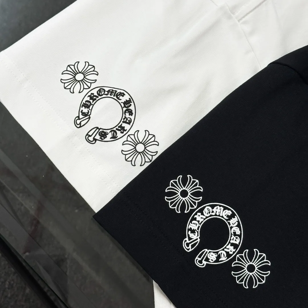P170 Chrome Hearts 25 high-end versions. The fabric is made of 300 grams of high-density pure cotton. It does not deform or shrink. It has three labels. It is the same style for men and women. Technology: suede foaming + digital printing. Color: white, black. SIZE: S-XL.